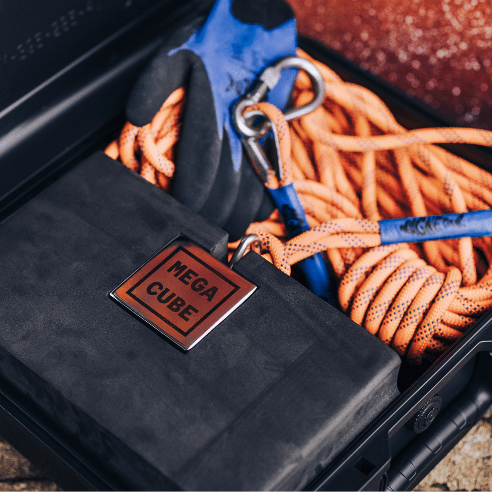 Magnetar Mega Cube Magnet im Transportkoffer mit orangefarbenem Seil, Karabinerhaken und Schutzhandschuhen für starkes Magnetfischen.
