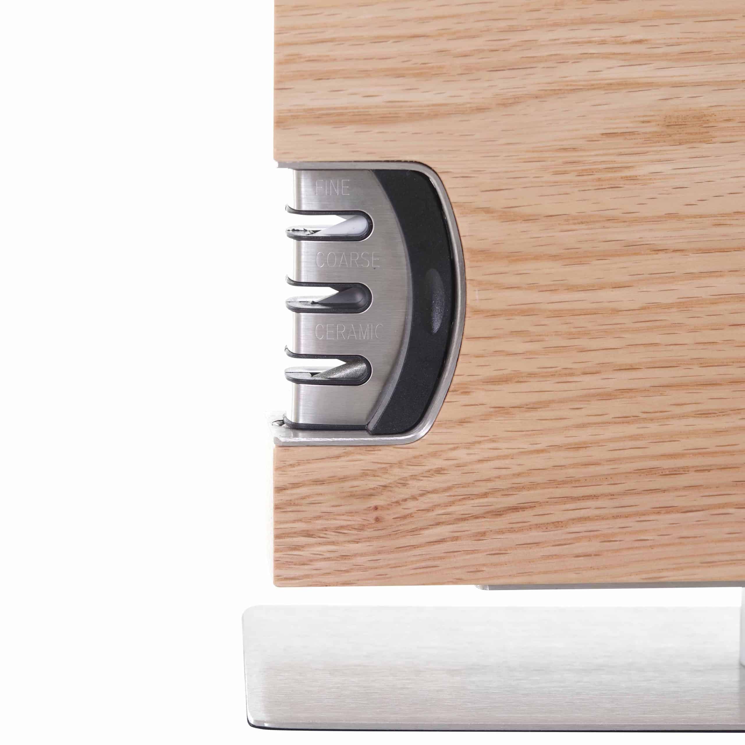 Detailaufnahme des integrierten Messerschärfers mit drei Schleifstufen (Fein, Grob, Keramik) im magnetischen Messerblock aus Holz.