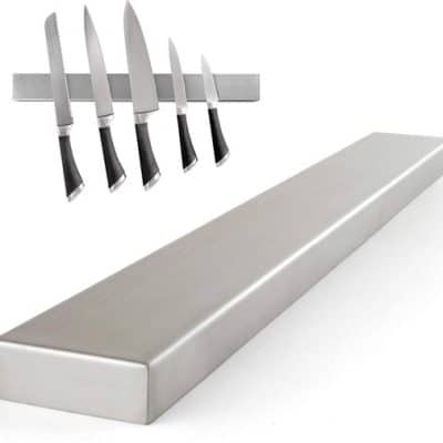 Produktfoto einer magnetischen Messerleiste aus Edelstahl – platzsparende und hygienische Aufbewahrung von Küchenmessern.
