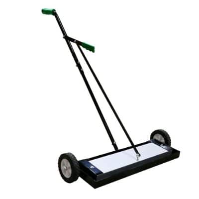 Magnetbesen 2.0 mit stabilem Metallrahmen, Neodym-Magnetfläche und großen Gummirädern, Produktfoto für Innen- und Außeneinsatz.