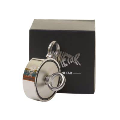 Doppelseitiger Neodym-Bergemagnet mit zwei Ösen, geliefert in schwarzer Magnetar Box – stark und vielseitig für Magnetfischen.