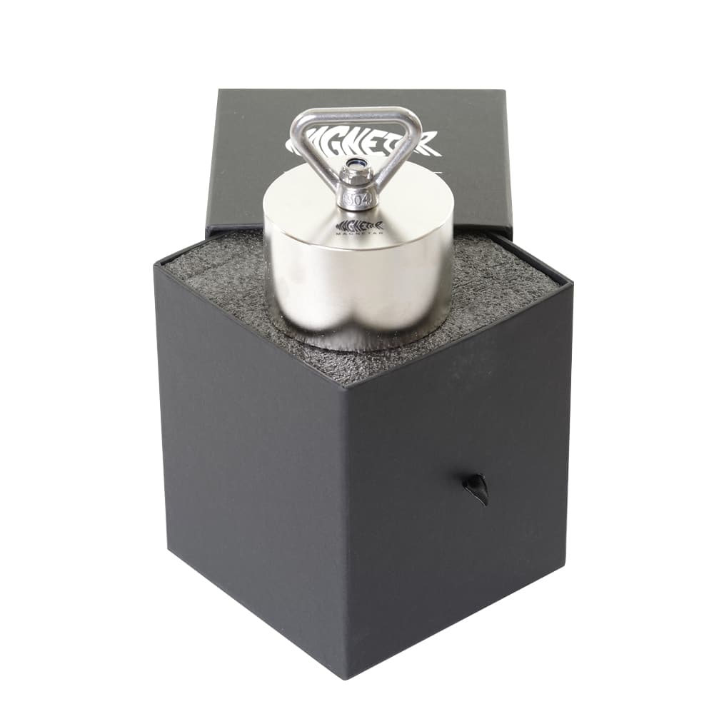 Neodym-Topfmagnet mit M10-Öse in schwarzer Geschenkbox mit Schaumstoffeinlage, hochwertige Produktfoto-Darstellung für Magnetfischen.