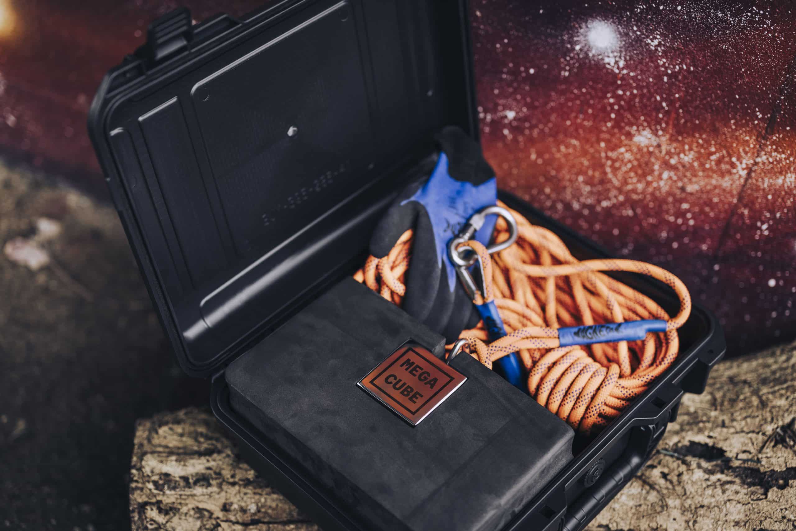 Magnetfischen-Set im Koffer mit Mega Cube Magnet, orangefarbenem Seil, blauen Schutzhandschuhen und Karabinerhaken.