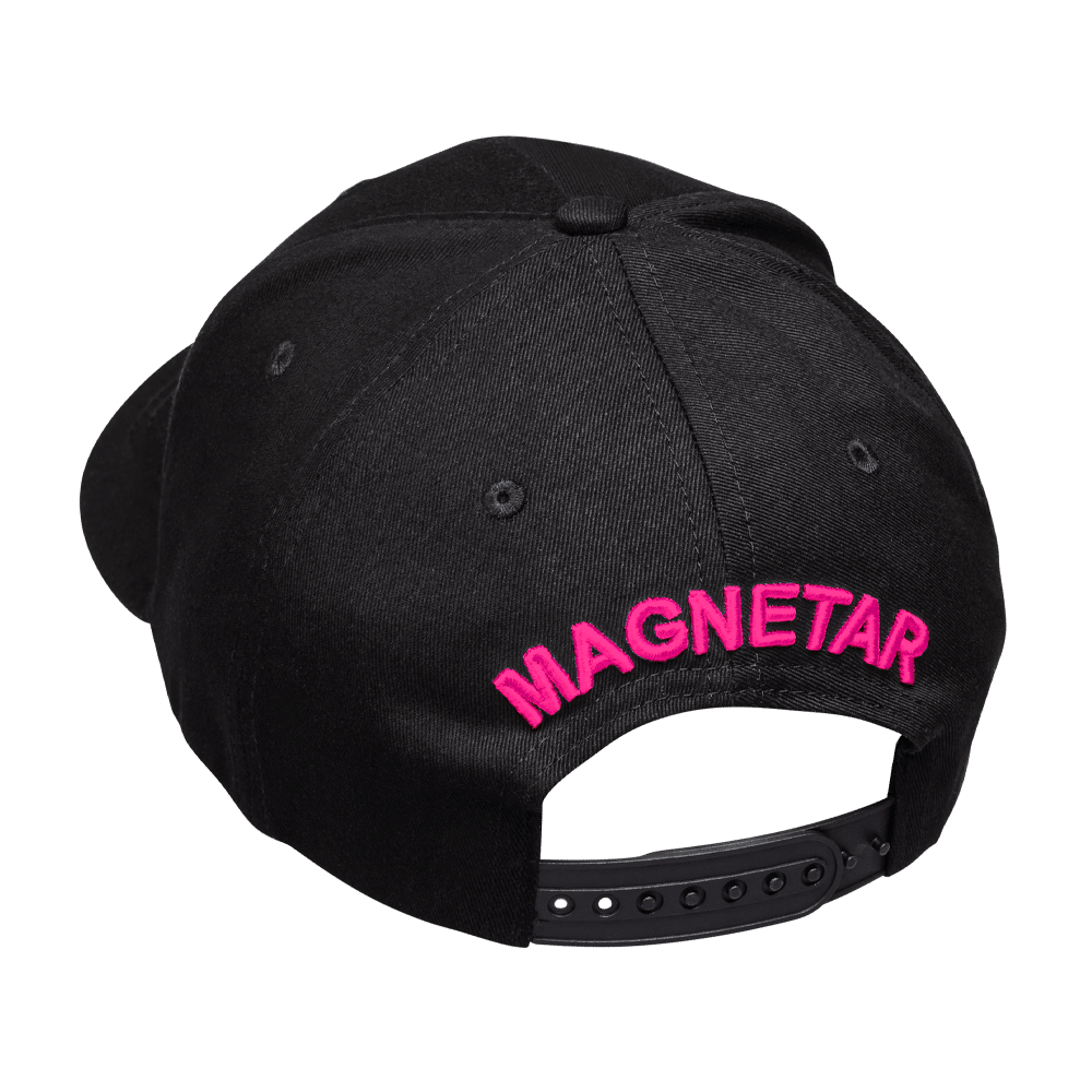 Schwarze Snapback-Cap mit pinker Magnetar-Stickerei am Rücken, größenverstellbar für Freizeit und Outdoor.