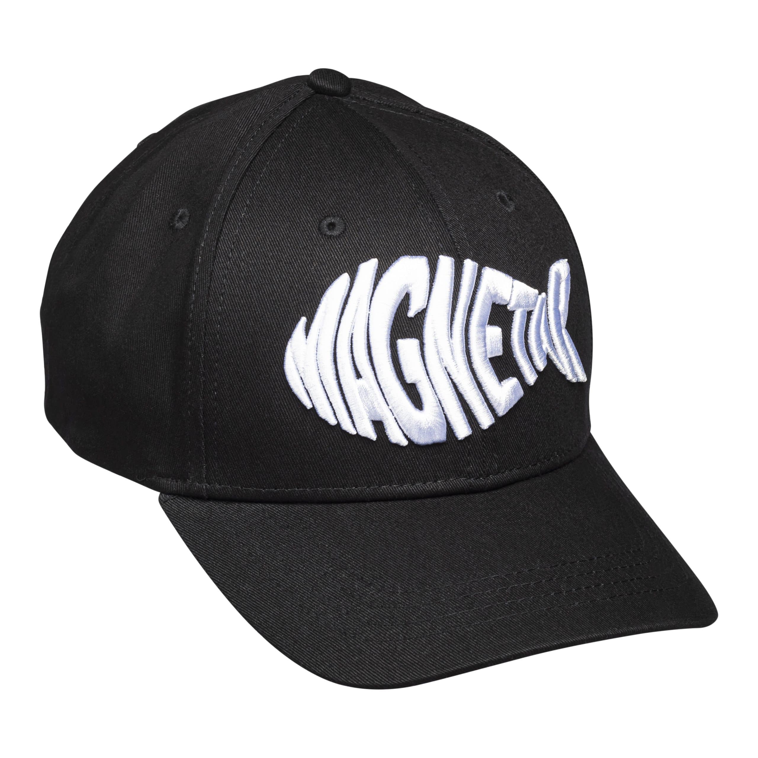 Produktfoto: Schwarze Cap mit großem, weiß gesticktem Magnetar Logo, verstellbar und ideal für Freizeit, Outdoor und Magnetfischen.