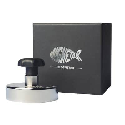 Runder Neodym-Bergemagnet mit Handgriff, Produktfoto mit Box, ideal als Set zum Magnetfischen und Bergen schwerer Metallobjekte.
