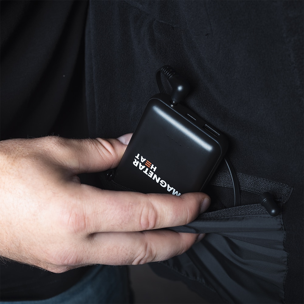 Detailfoto einer beheizbaren Jacke mit herausnehmbarer Powerbank im Innenfach – praktische Energiequelle für Wärme unterwegs.