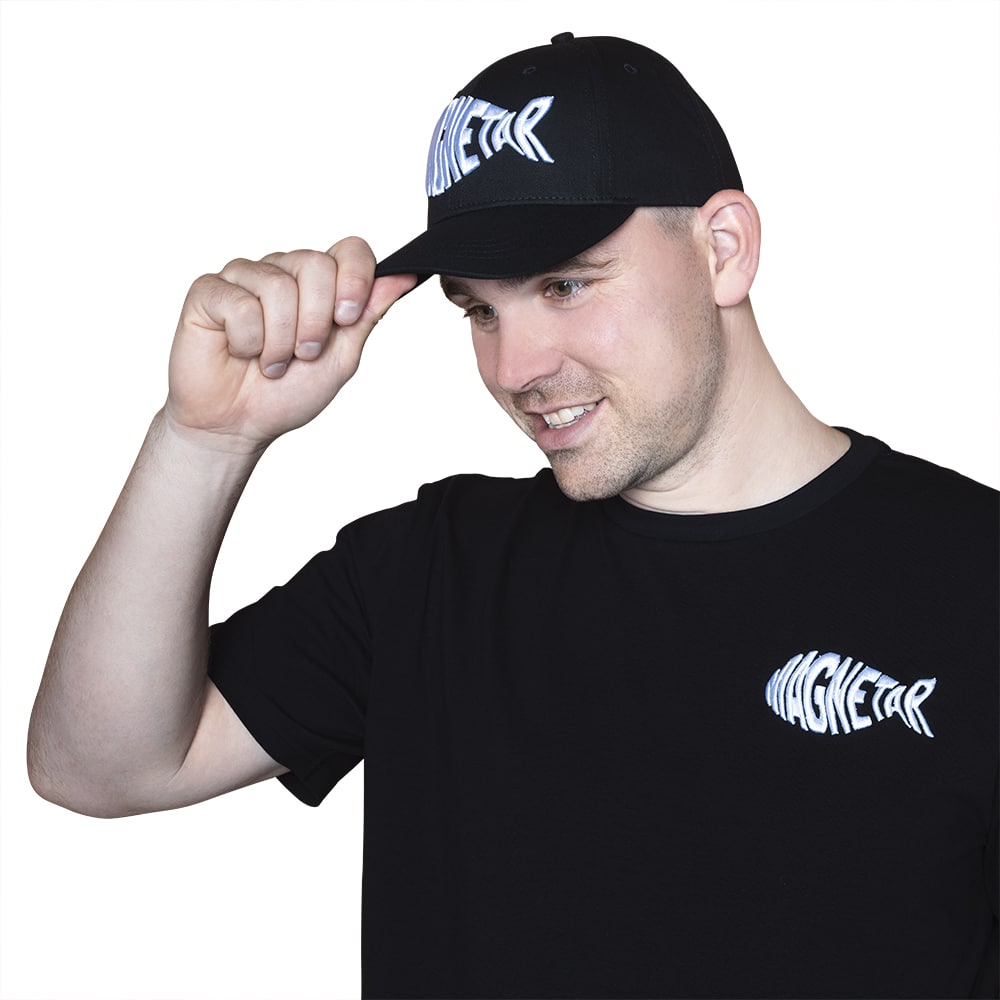 Produktfoto: Schwarze Cap mit großem Magnetar Logo, kombiniert mit schwarzem T-Shirt mit Brustlogo, ideal für Freizeit und Outdoor.