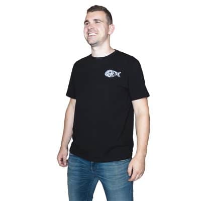 Produktfoto: Schwarzes T-Shirt mit kleinem Magnetar Logo auf der Brust, klassischer Schnitt für Freizeit, Hobby und Outdoor.