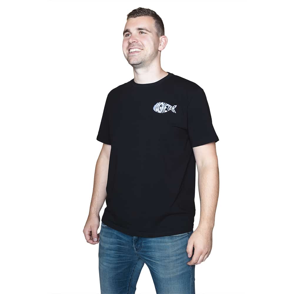 Produktfoto: Schwarzes T-Shirt mit kleinem Magnetar Logo auf der Brust, klassischer Schnitt für Freizeit, Hobby und Outdoor.