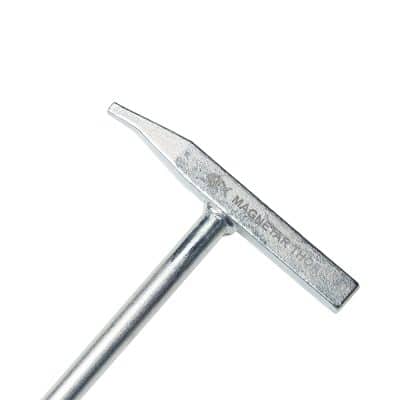 Detailfoto: Verzinkter Puthammer mit stabilem T-Griff, speziell zum Anheben und Öffnen von Kanal- und Schachtdeckeln.