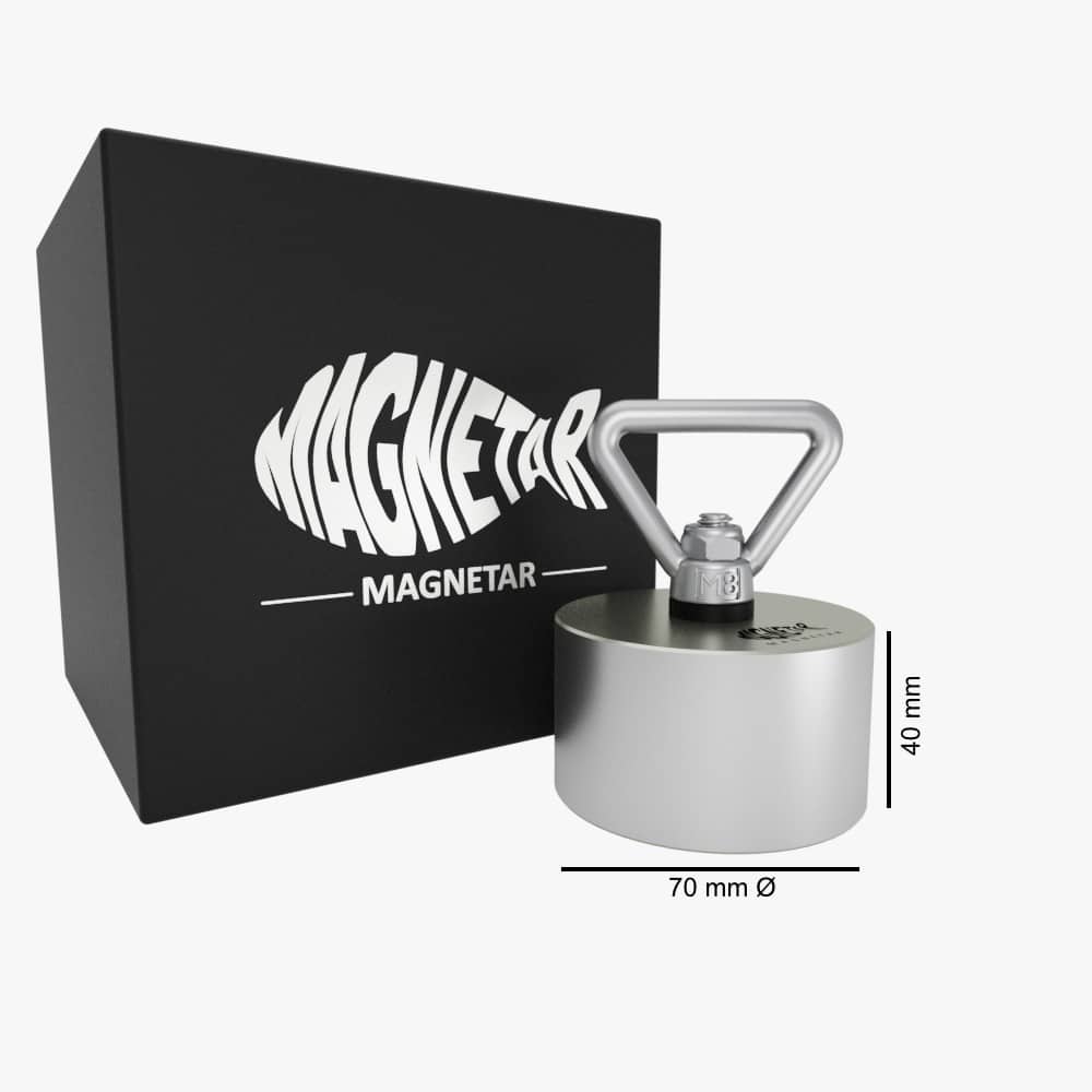 Produktfoto eines kompakten Neodym-Bergemagnets mit Dreiecks-Öse (70 mm Ø, 40 mm Höhe) inklusive Aufbewahrungsbox, ideal fürs Magnetfischen.