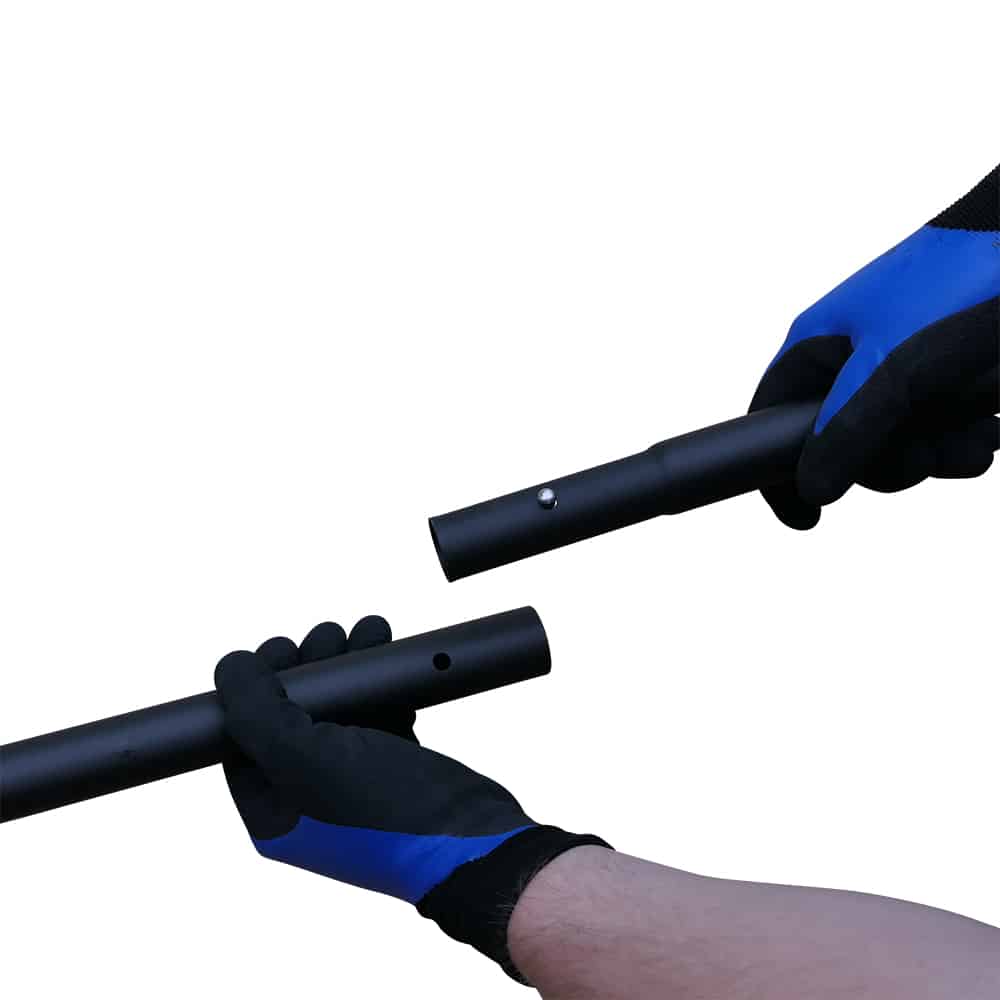 Detailfoto von schwarzem Teleskopstab mit Klicksystem, zusammensteckbar und ideal für Magnetgreifer oder Reinigungszubehör.