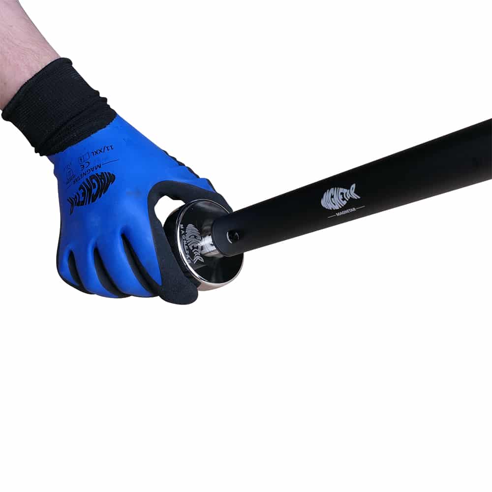 Detailfoto eines Magnetstabes mit rundem Neodym-Bergemagnet, gehalten mit blauen Arbeitshandschuhen für sicheres Magnetfischen.
