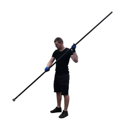 Lifestylefoto eines Mannes mit blauen Handschuhen, der einen langen schwarzen Magnetstab mit befestigtem Neodym-Magnet für Magnetfischen hält.
