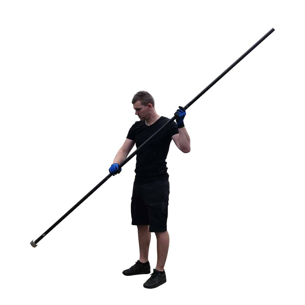 Lifestylefoto eines Mannes mit blauen Handschuhen, der einen langen schwarzen Magnetstab mit befestigtem Neodym-Magnet für Magnetfischen hält.