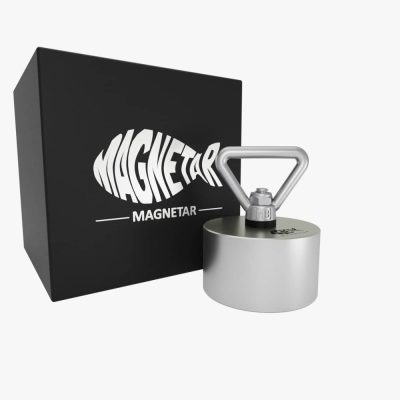 Produktfoto eines robusten Neodym-Bergemagnets mit stabiler Dreiecks-Öse, geliefert in schwarzer Aufbewahrungsbox – perfekt fürs Magnetfischen.