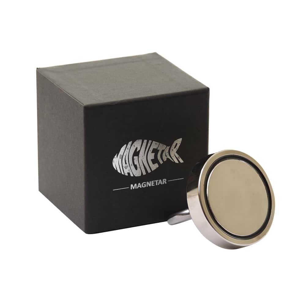 Runder Magnetar Neodym-Bergemagnet mit stabiler Öse, präsentiert neben schwarzer Geschenkbox – stark und ideal für Magnetfischen.